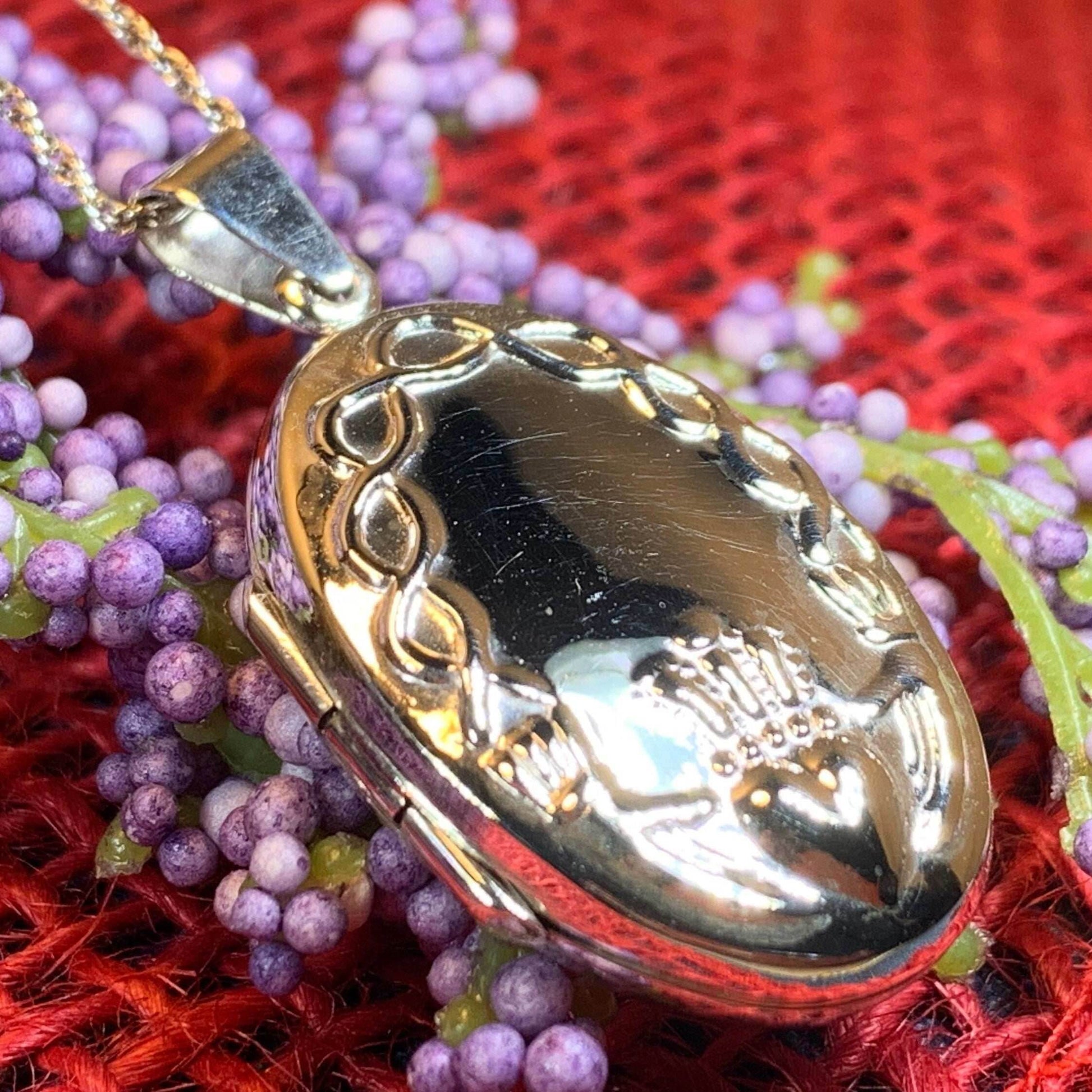 Oval Claddagh Locket Necklace - 18