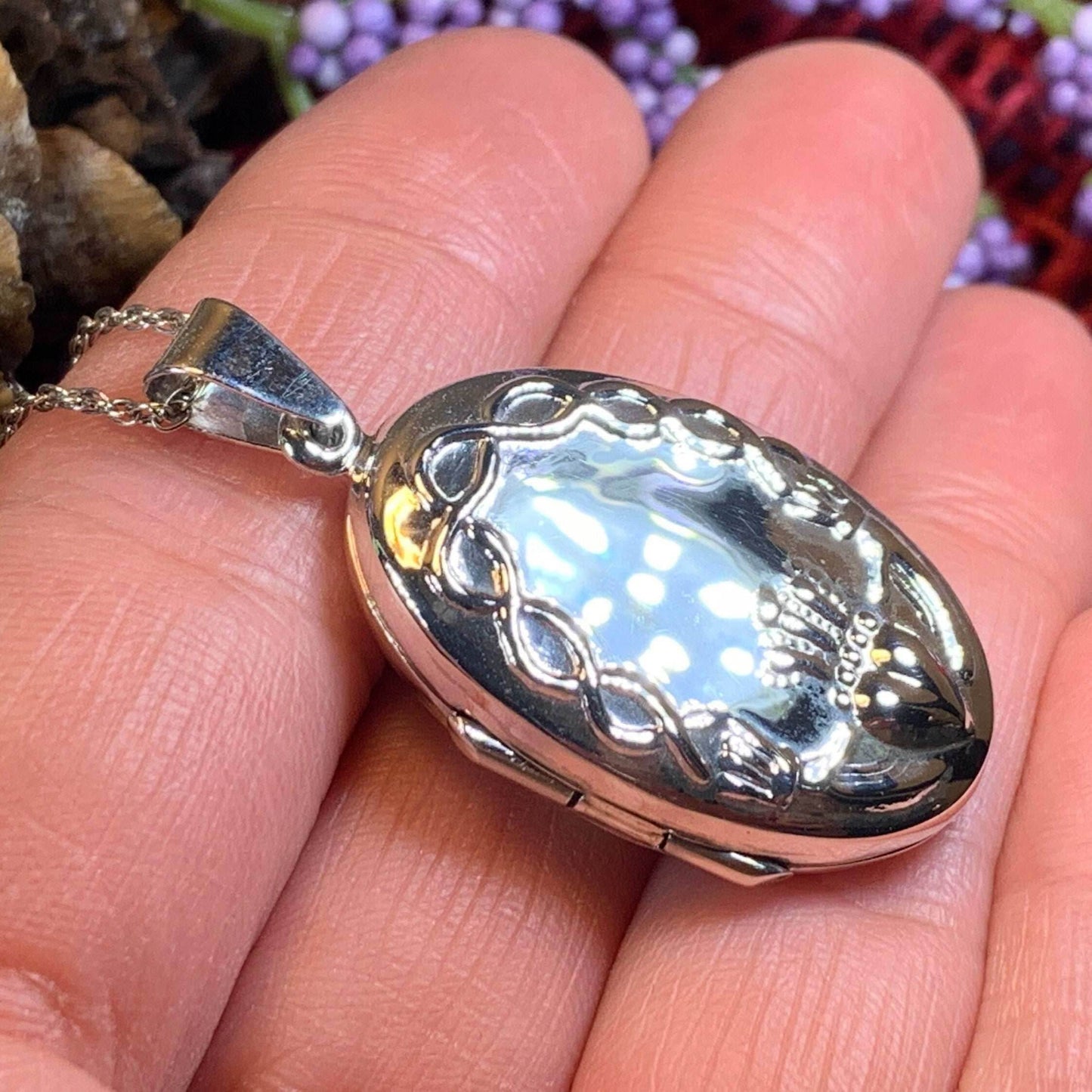 Oval Claddagh Locket Necklace - 18