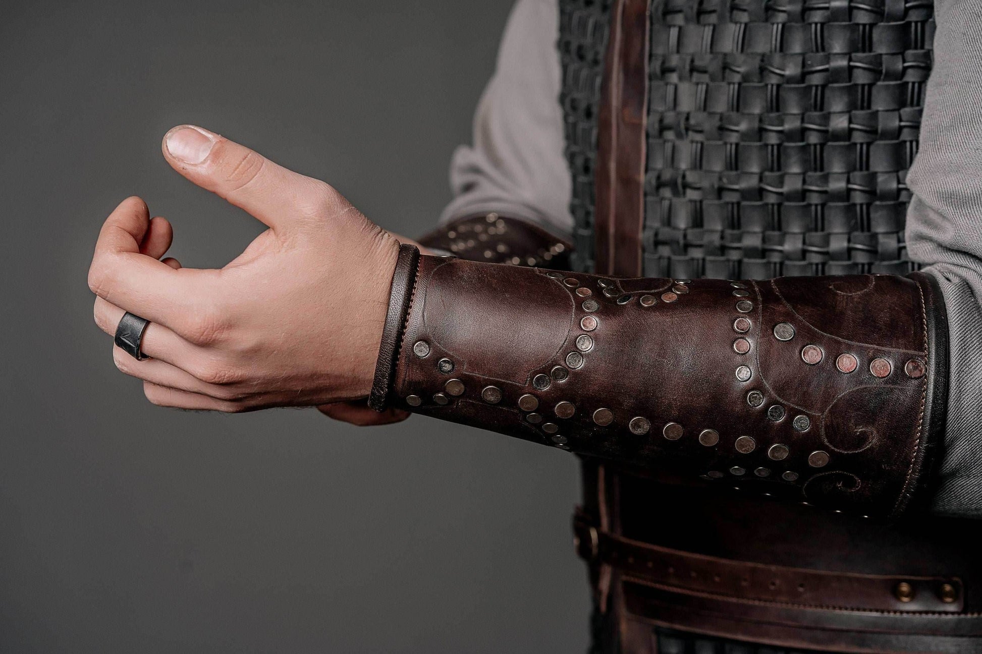 Uhtred leather bracers (Last Kingdom) - brown (as pictured) / For two hands