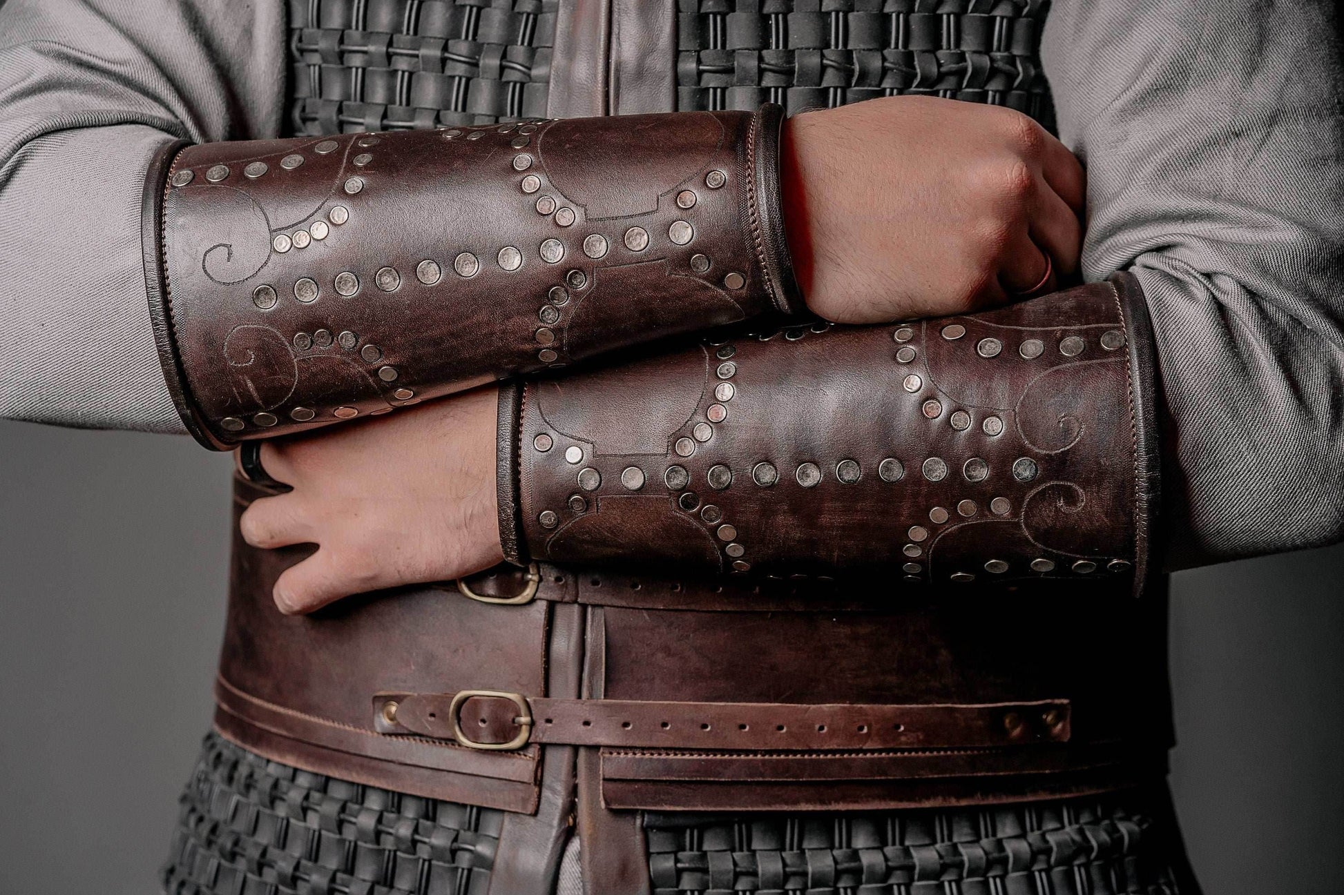 Uhtred leather bracers (Last Kingdom) - brown (as pictured) / For two hands