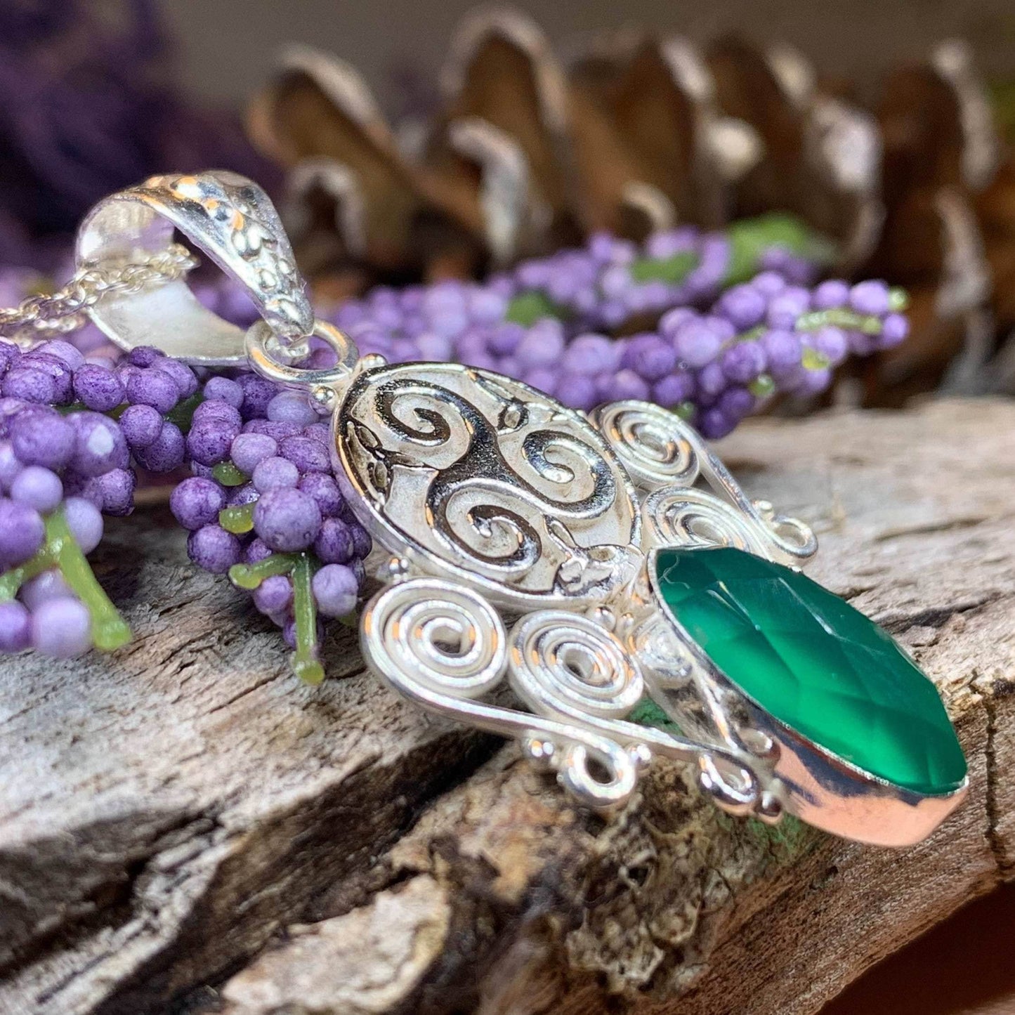 Lyria Celtic Triple Spiral Necklace - 18 / Chalcedony