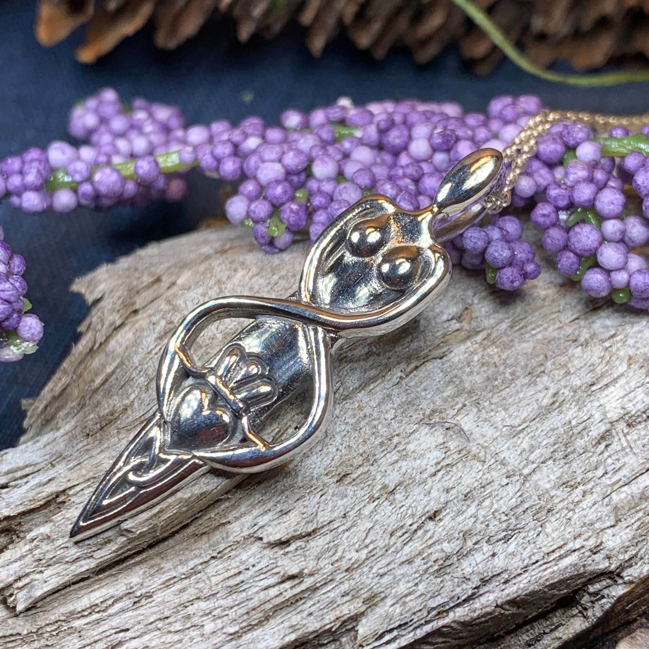 Danu Claddagh Necklace - 18