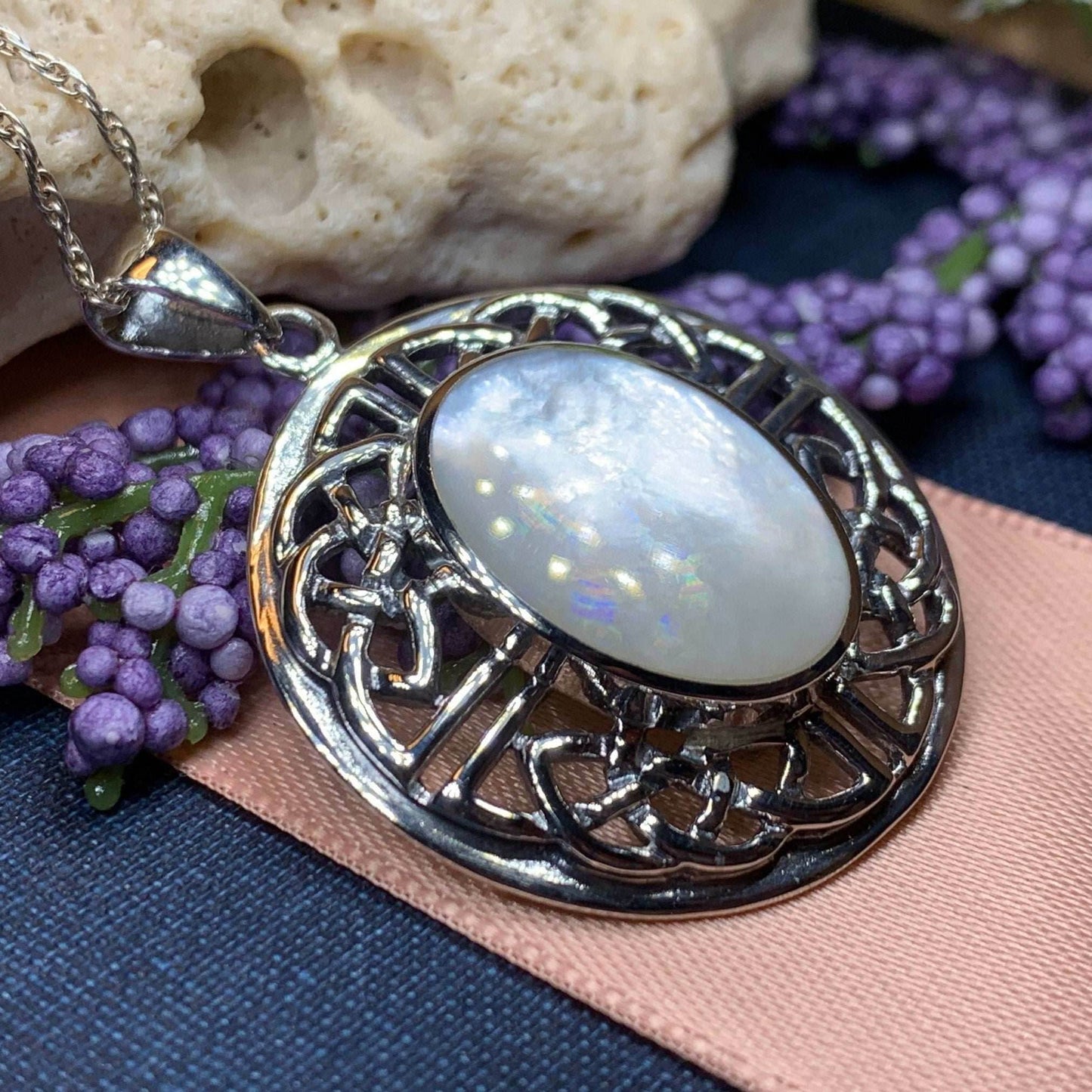 Mariot Celtic Knot Necklace - Mother of Pearl / 18