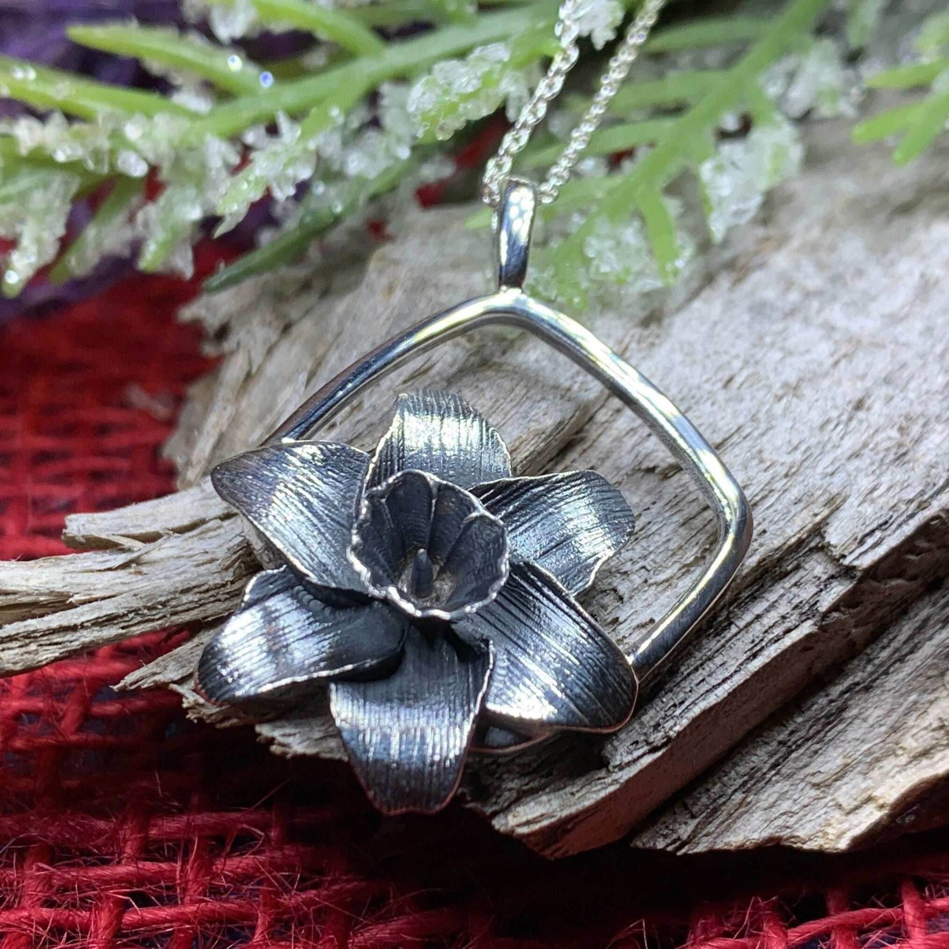 Snowdonia Daffodil Necklace - 18