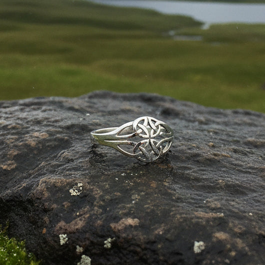 Eiyen Celtic Knot Ring