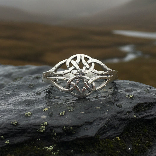 Eiyen Celtic Knot Ring