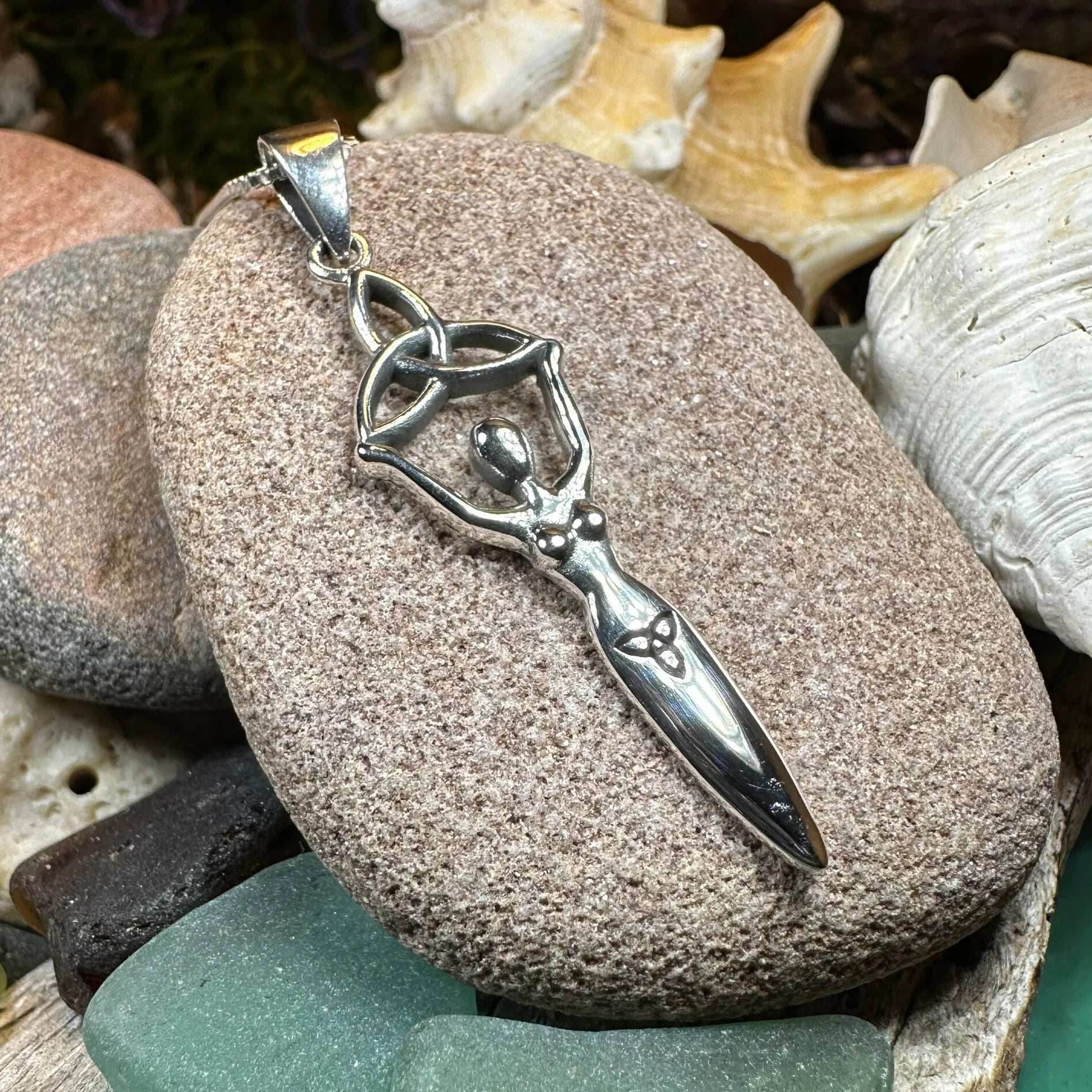 Danu Trinity Knot Necklace - 18