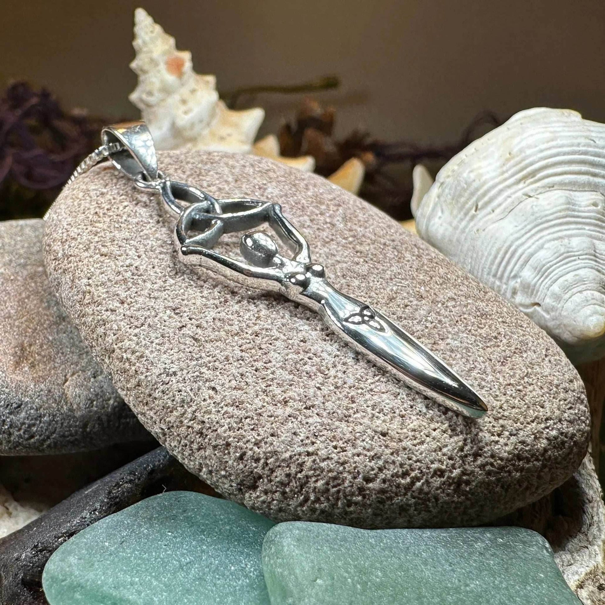 Danu Trinity Knot Necklace - 18