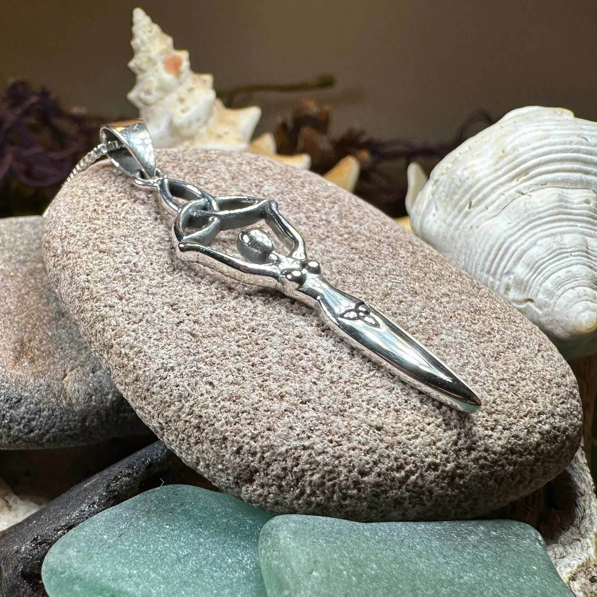Danu Trinity Knot Necklace - 18