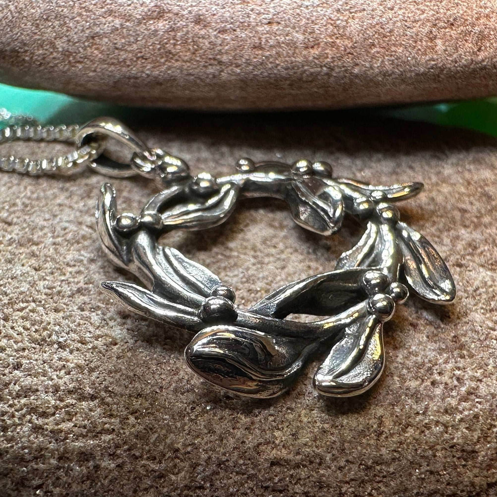 Mistletoe Wreath Necklace - 18