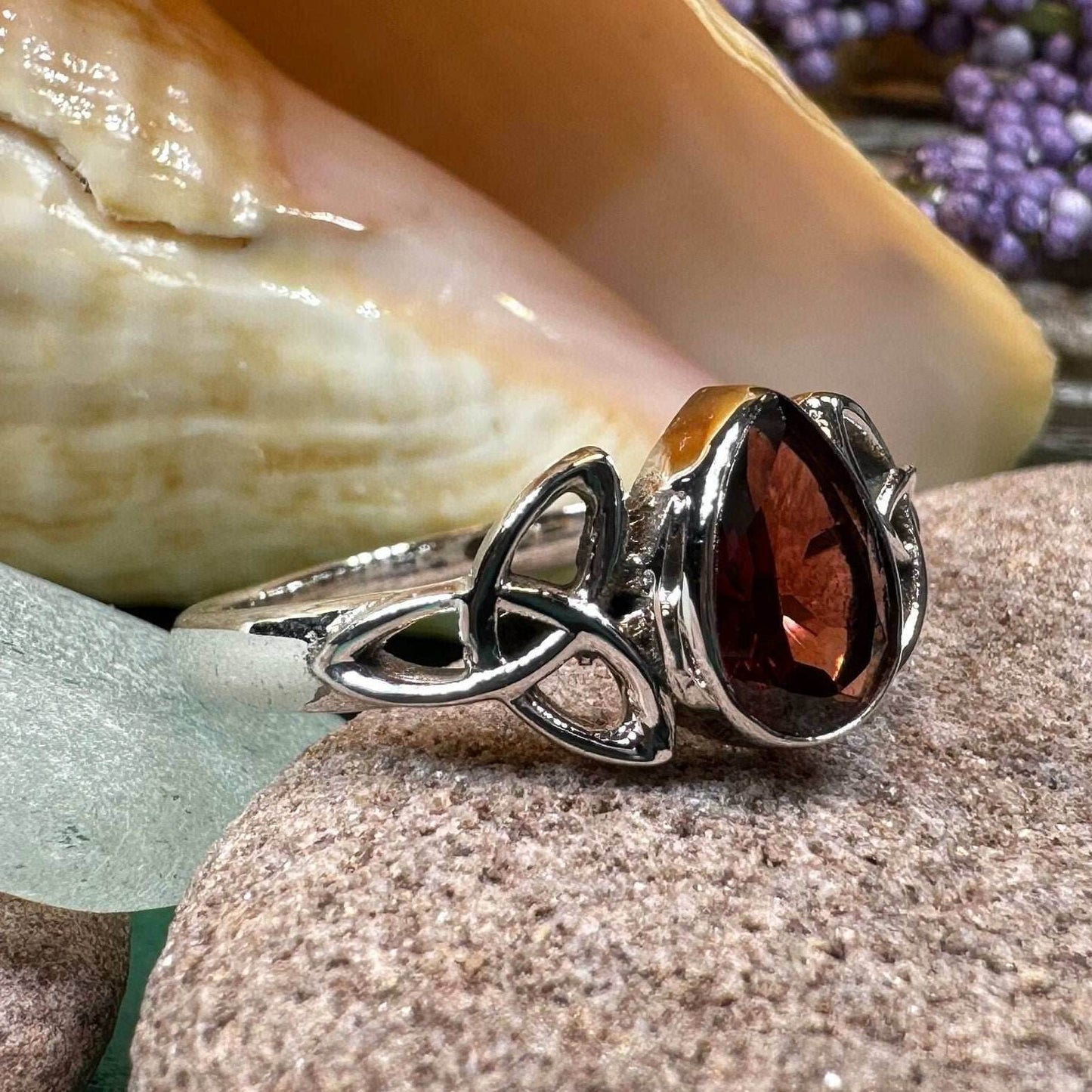 Eydís Celtic Knot Ring - 6 / Garnet