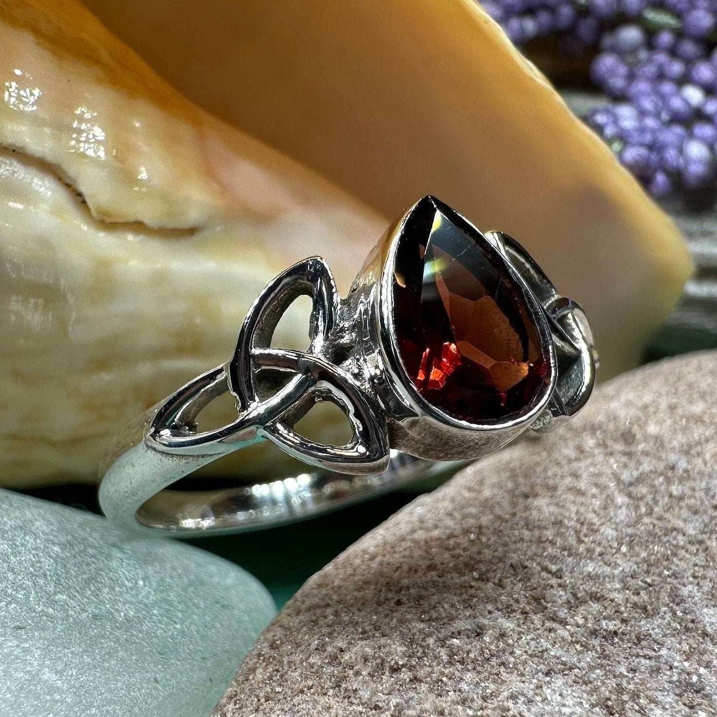 Eydís Celtic Knot Ring - 6 / Garnet