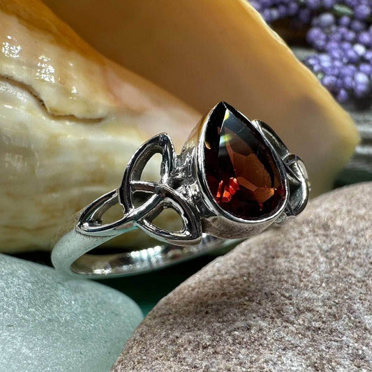 Eydís Celtic Knot Ring - 6 / Garnet