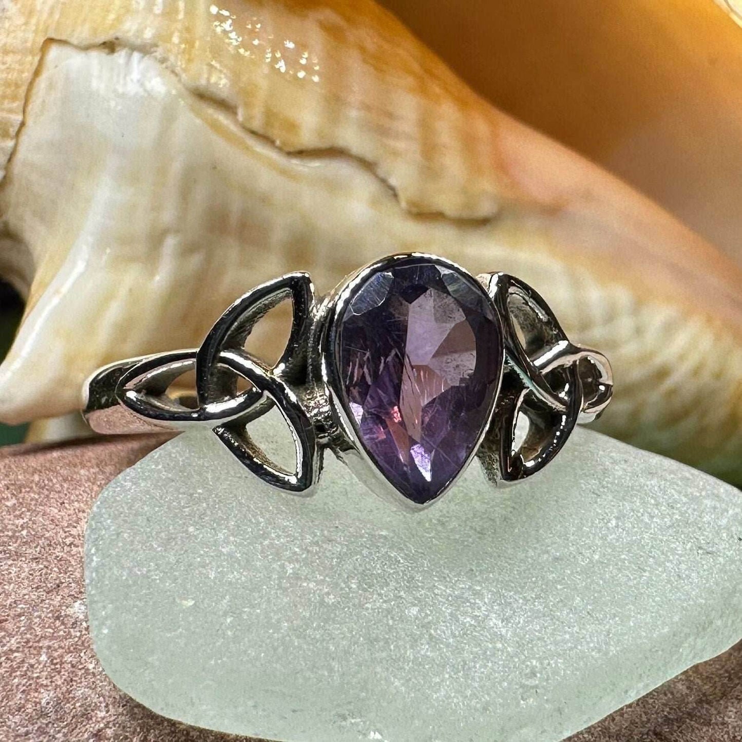 Eydís Celtic Knot Ring - 6 / Garnet