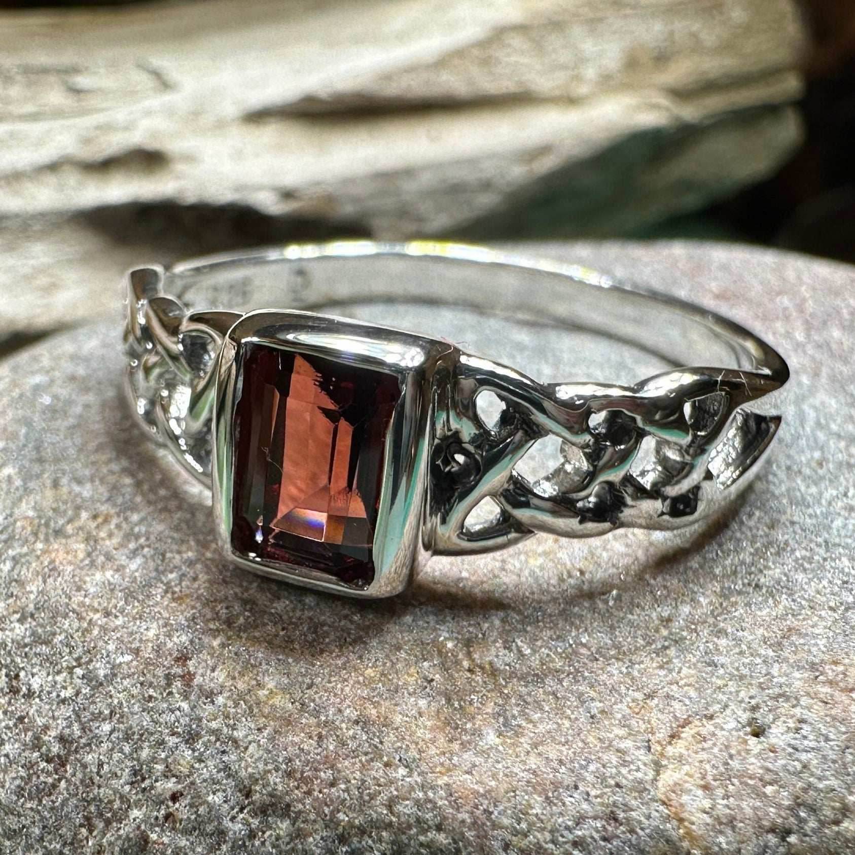 Sahale Celtic Knot Ring - 4 / Garnet