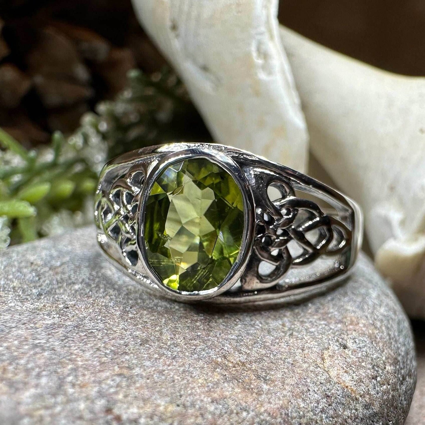 Coralina Celtic Knot Ring - 5 / Peridot
