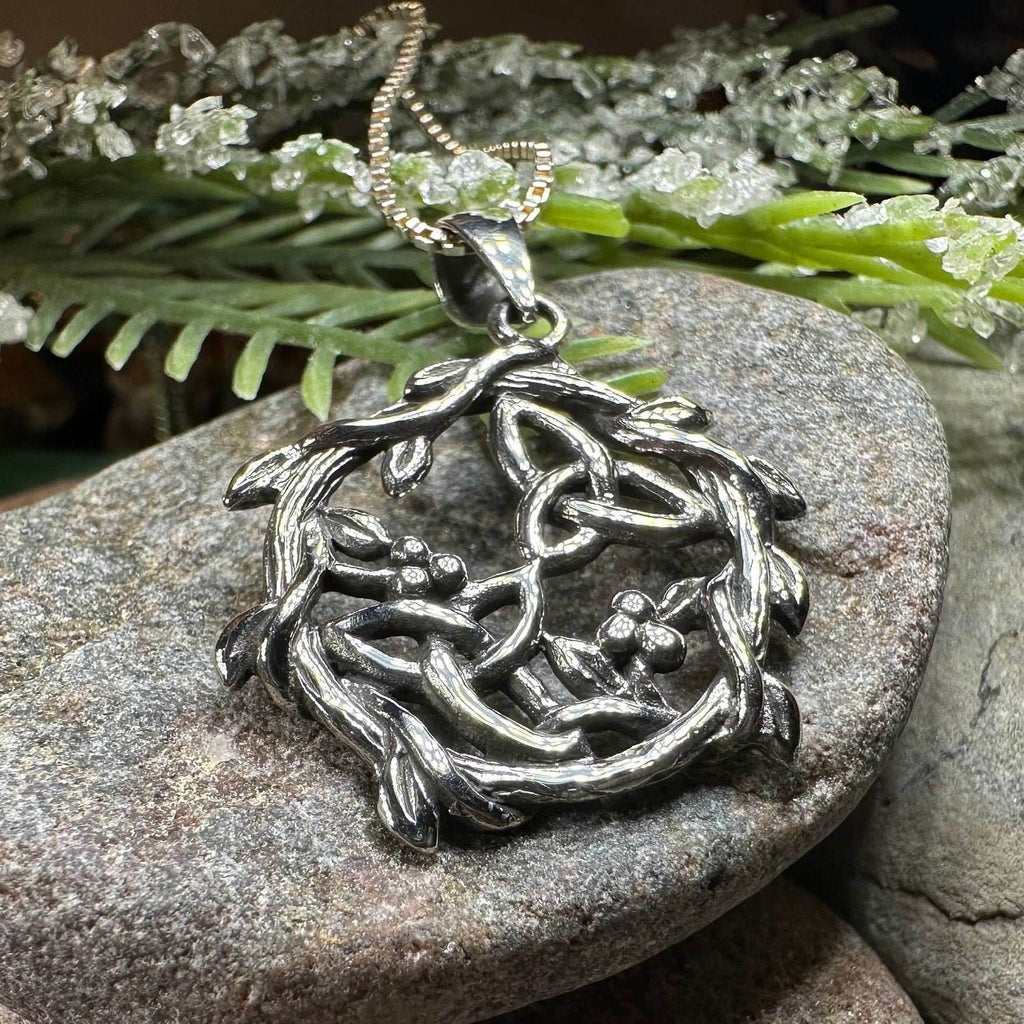 Mistletoe Trinity Knot Necklace - 18