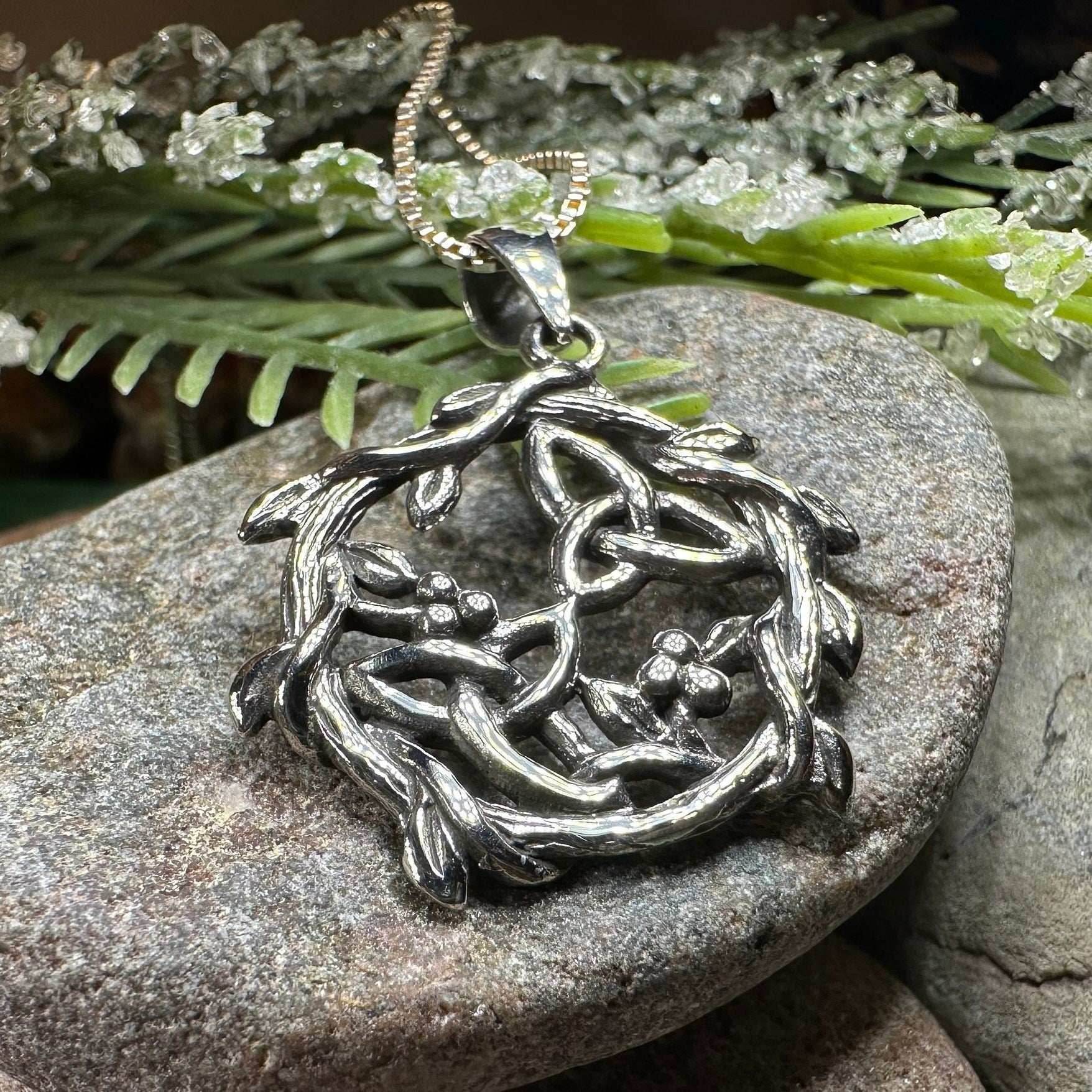 Mistletoe Trinity Knot Necklace - 18