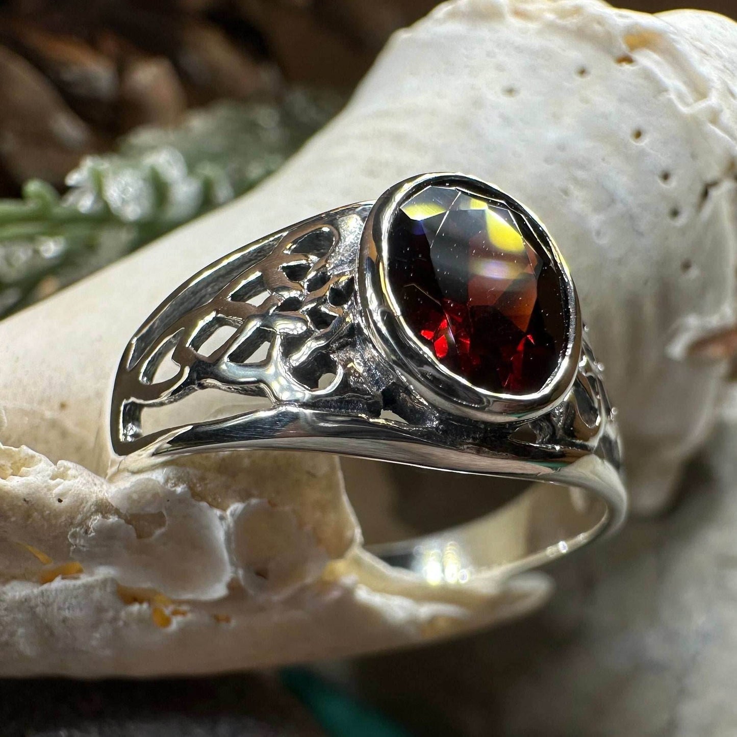 Coralina Celtic Knot Ring - 5 / Garnet