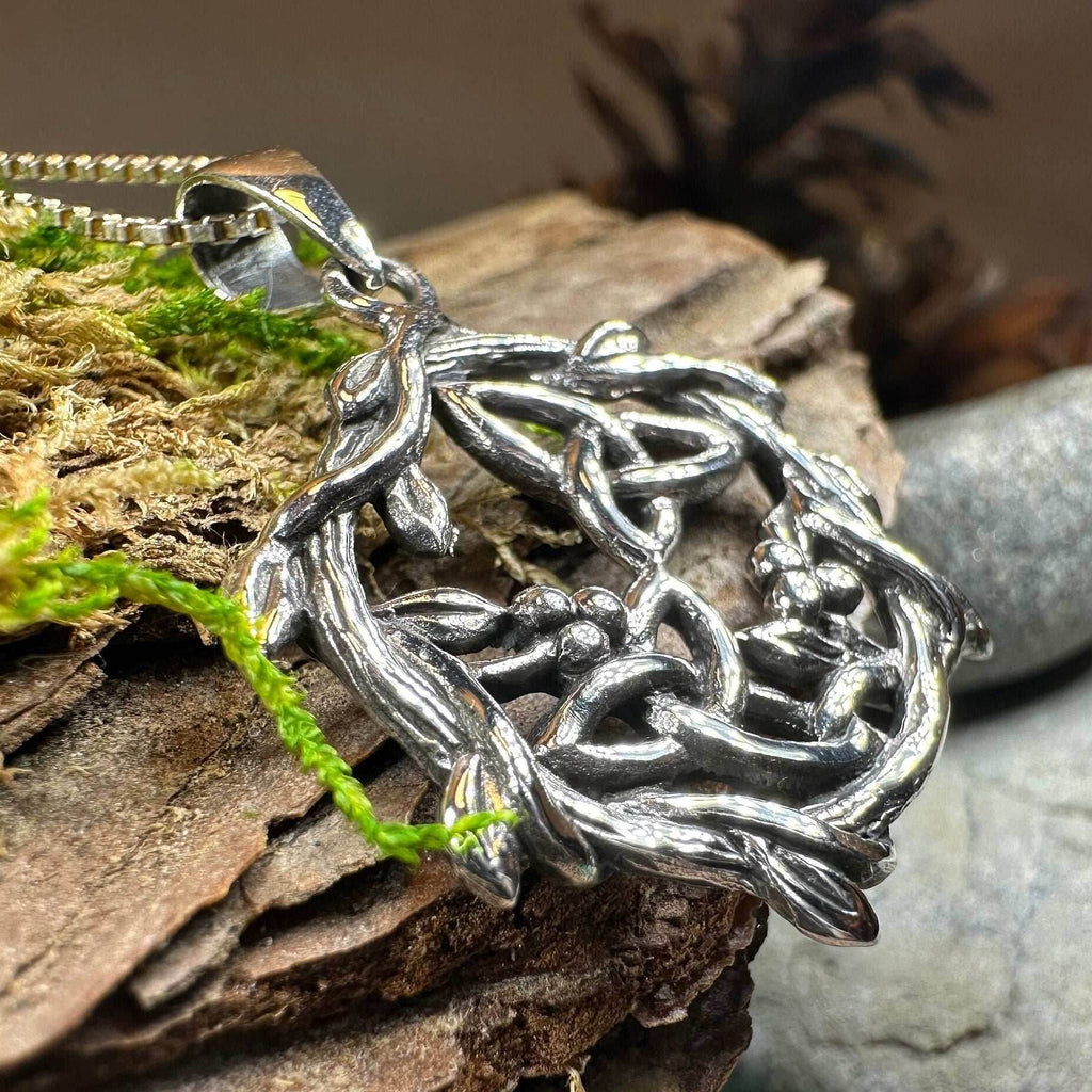 Mistletoe Trinity Knot Necklace - 18