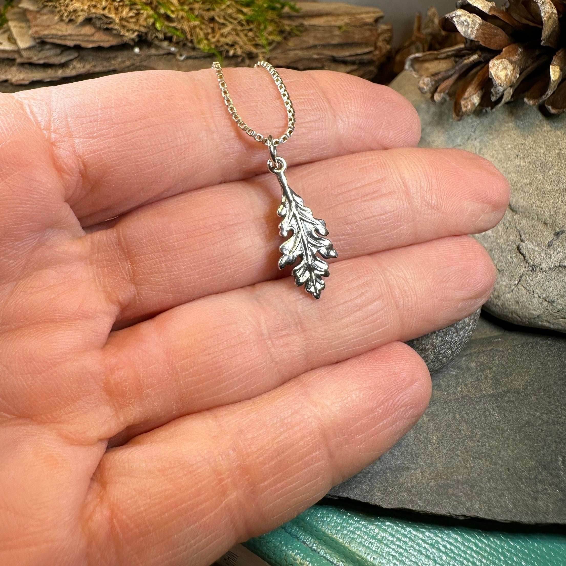 Petite Realistic Oak Leaf Necklace - 18