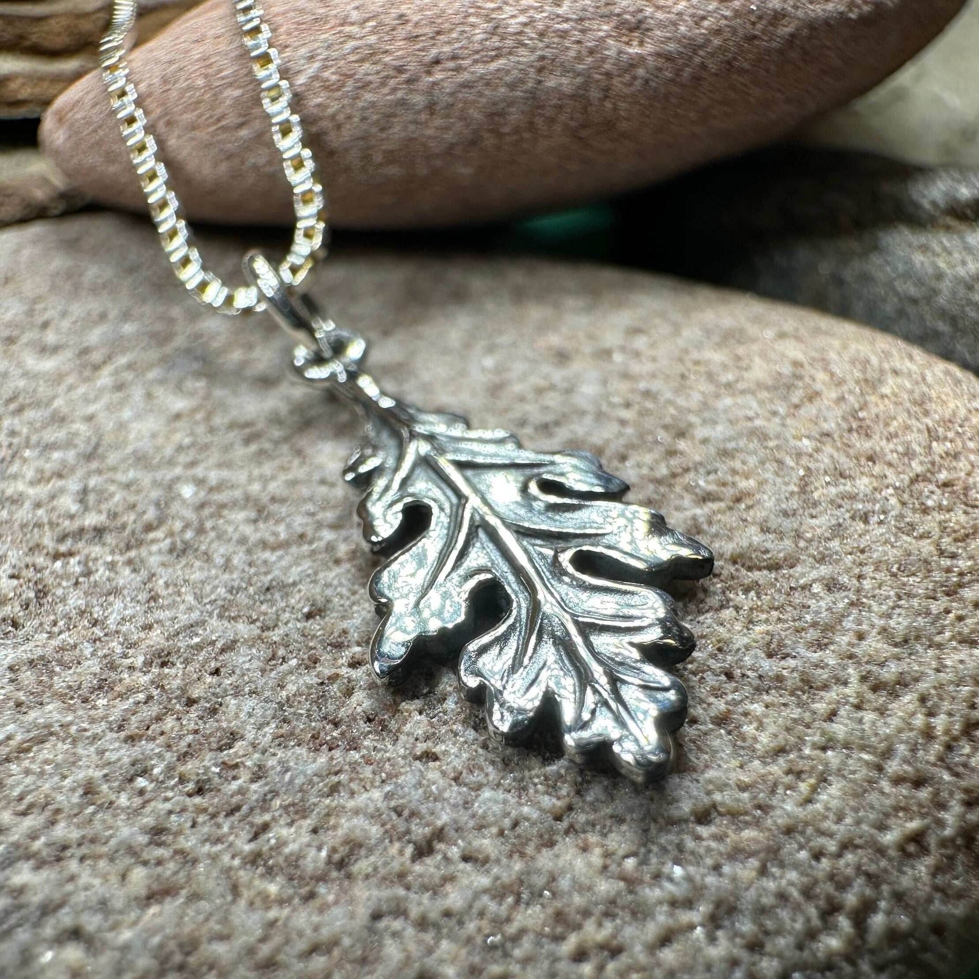 Petite Realistic Oak Leaf Necklace - 18