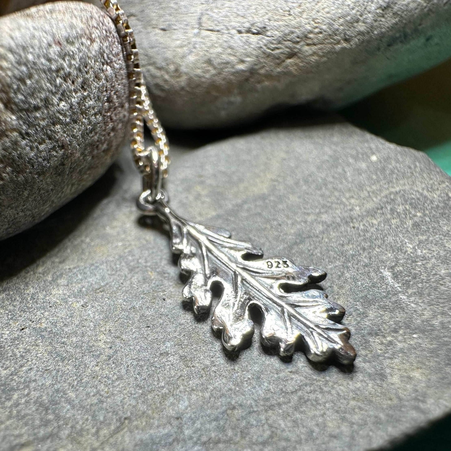 Petite Realistic Oak Leaf Necklace - 18