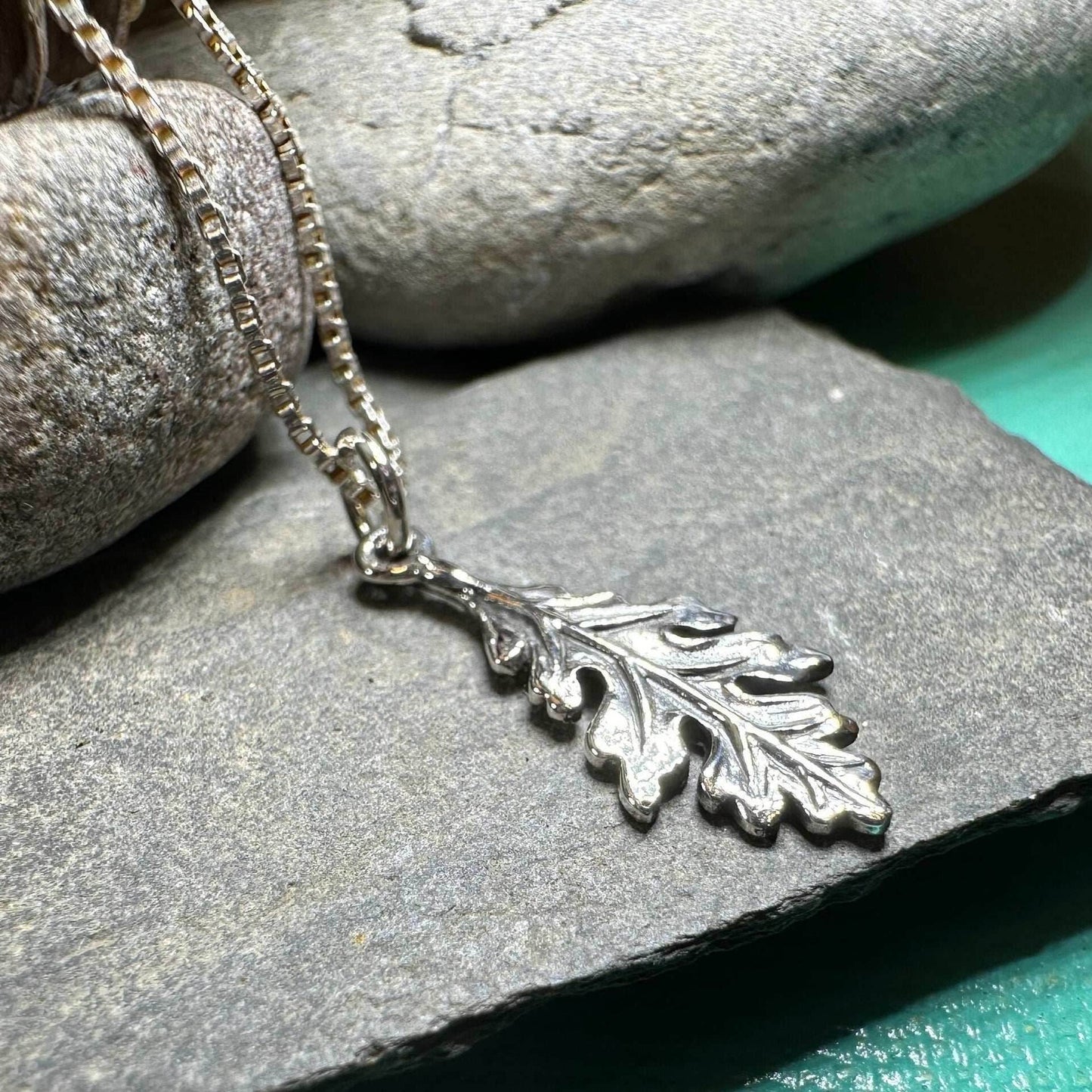 Petite Realistic Oak Leaf Necklace - 18