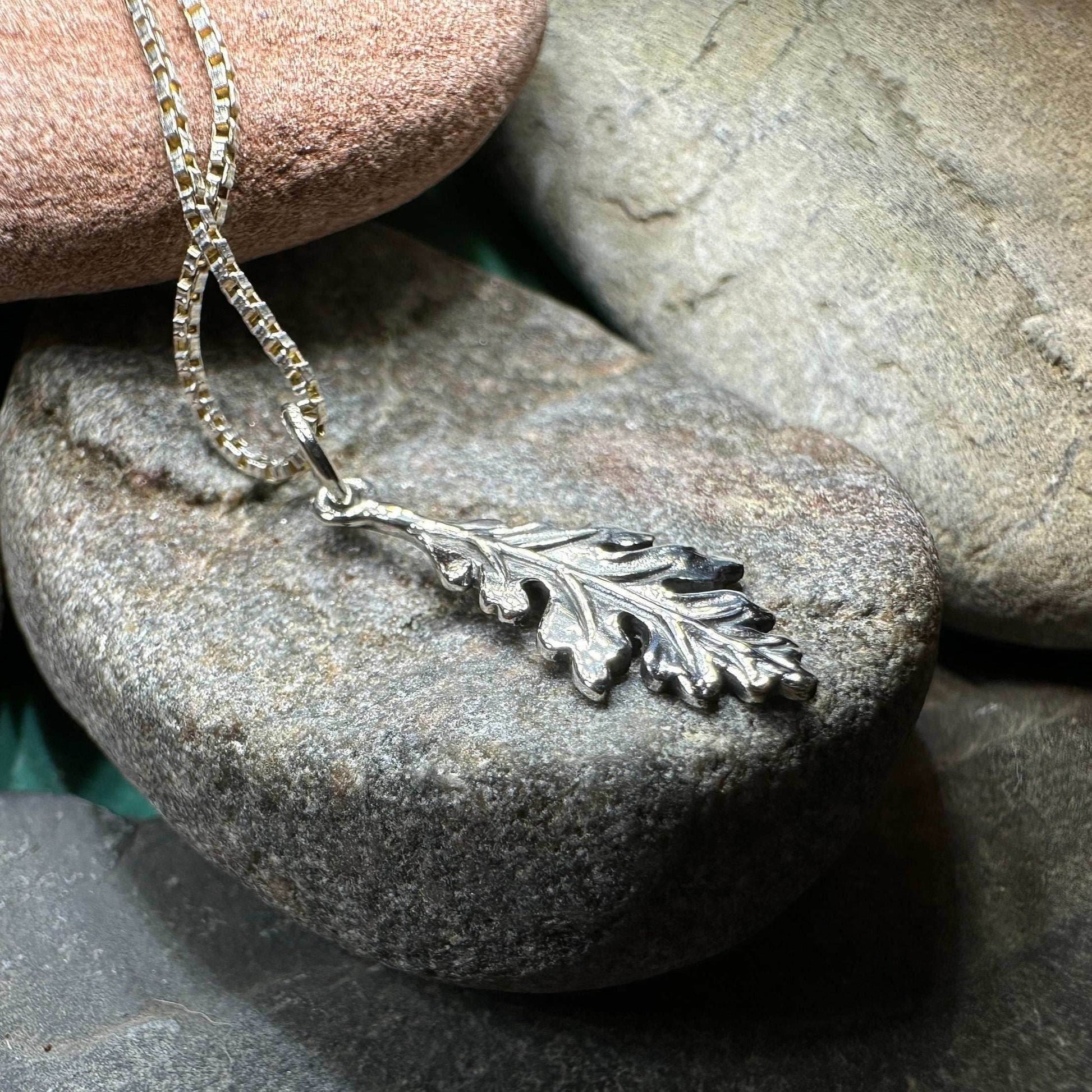 Petite Realistic Oak Leaf Necklace - 18