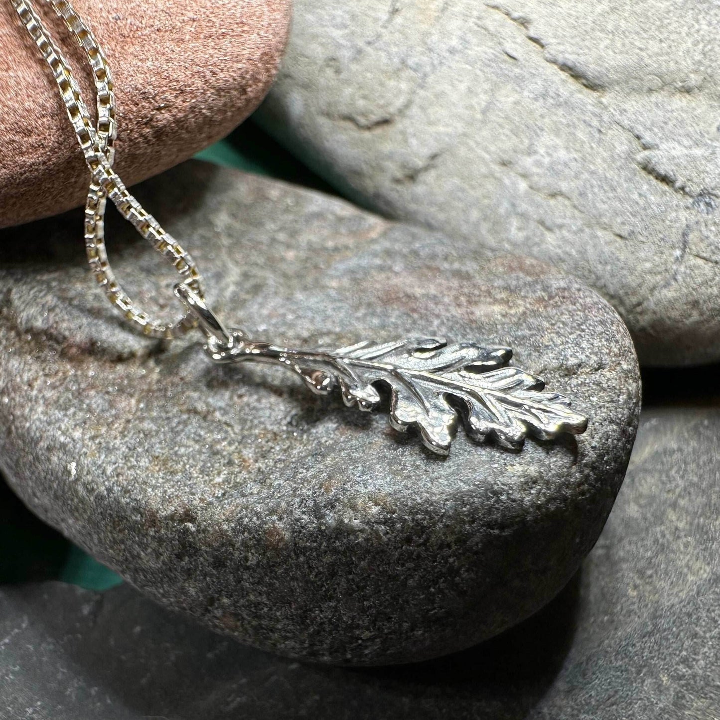 Petite Realistic Oak Leaf Necklace - 18