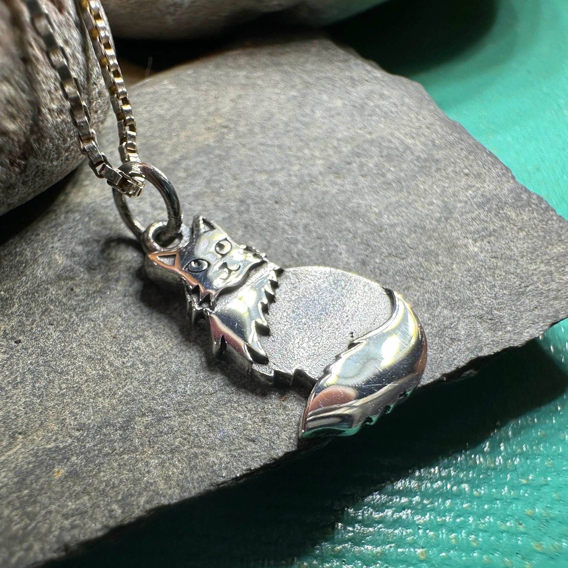 Shaggy Petite Cat Necklace - 18