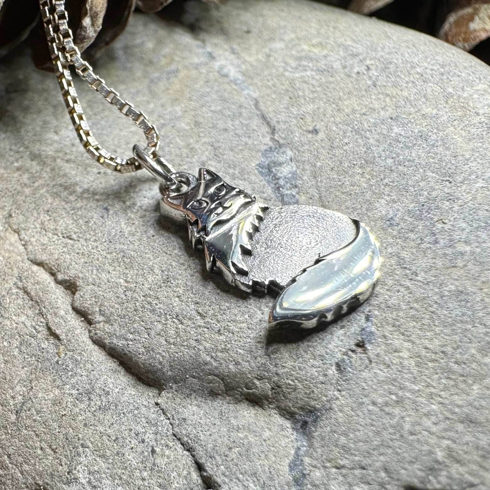 Shaggy Petite Cat Necklace - 18