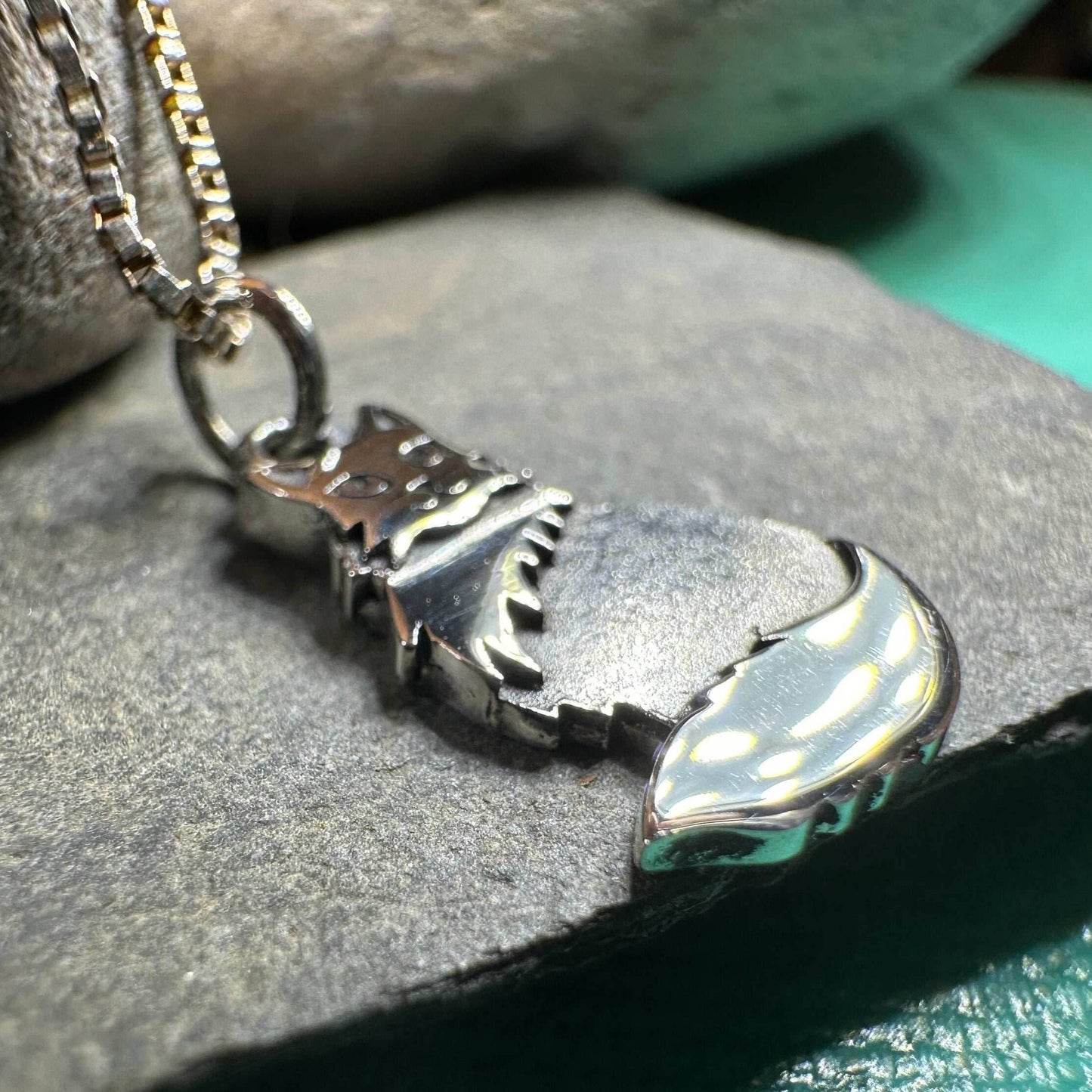 Shaggy Petite Cat Necklace - 18