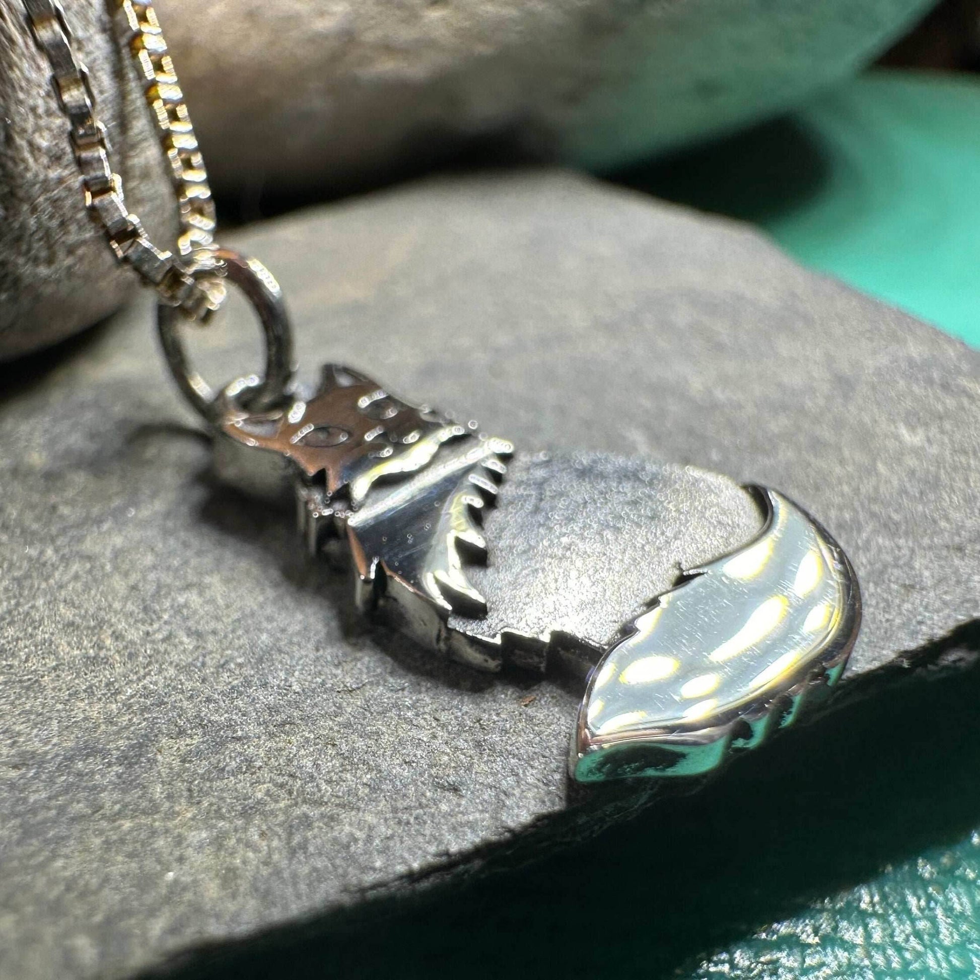 Shaggy Petite Cat Necklace - 18