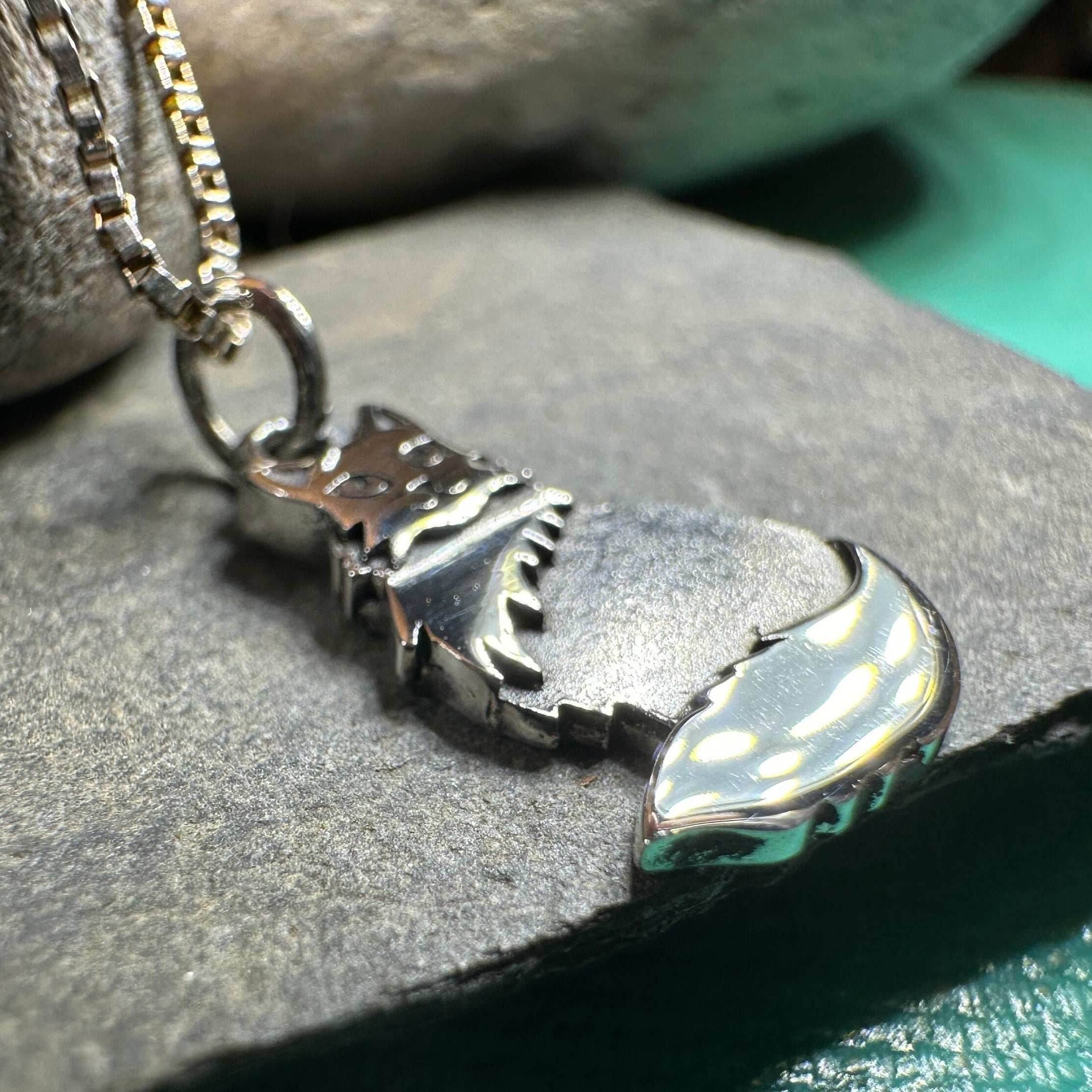 Shaggy Petite Cat Necklace - 18