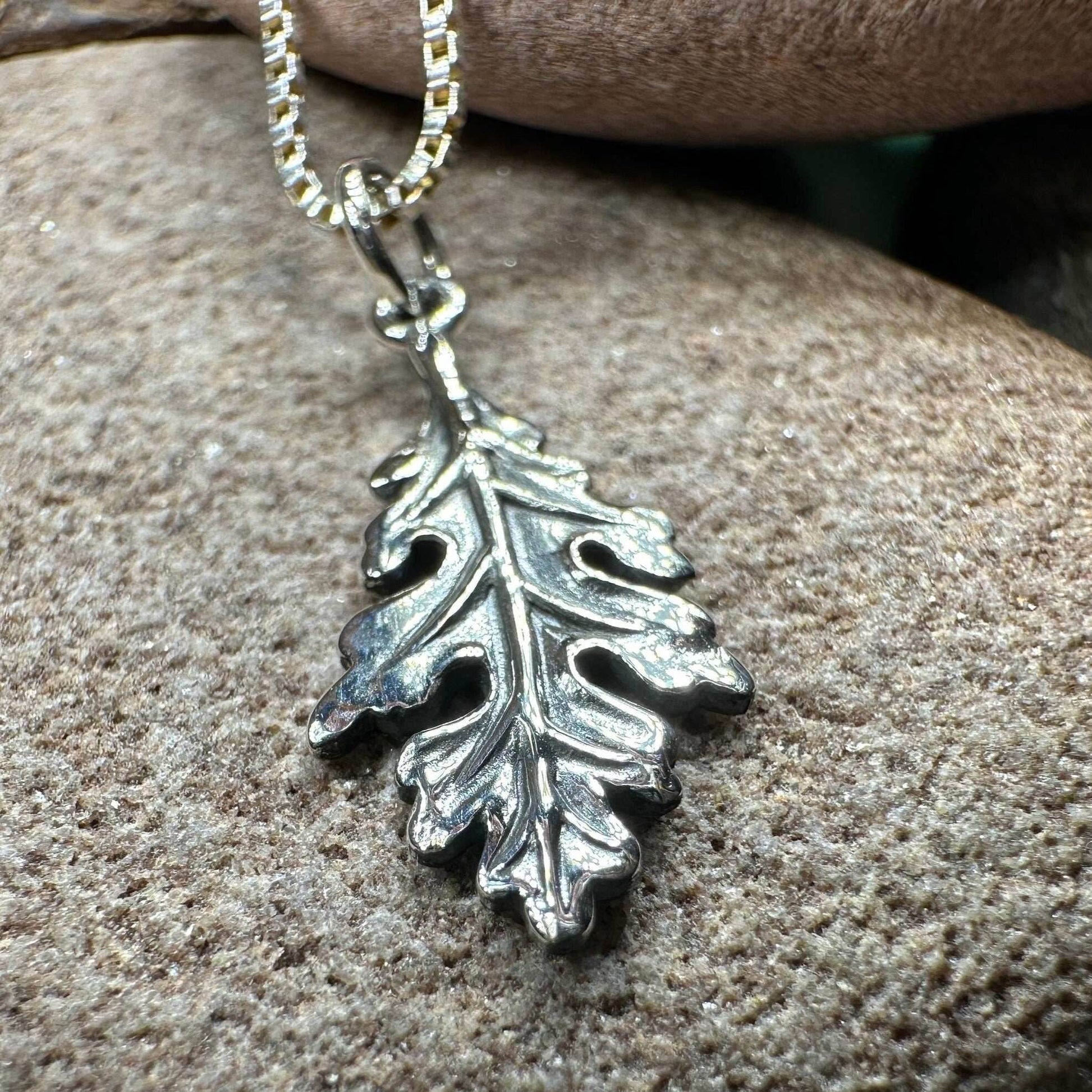 Petite Realistic Oak Leaf Necklace - 18
