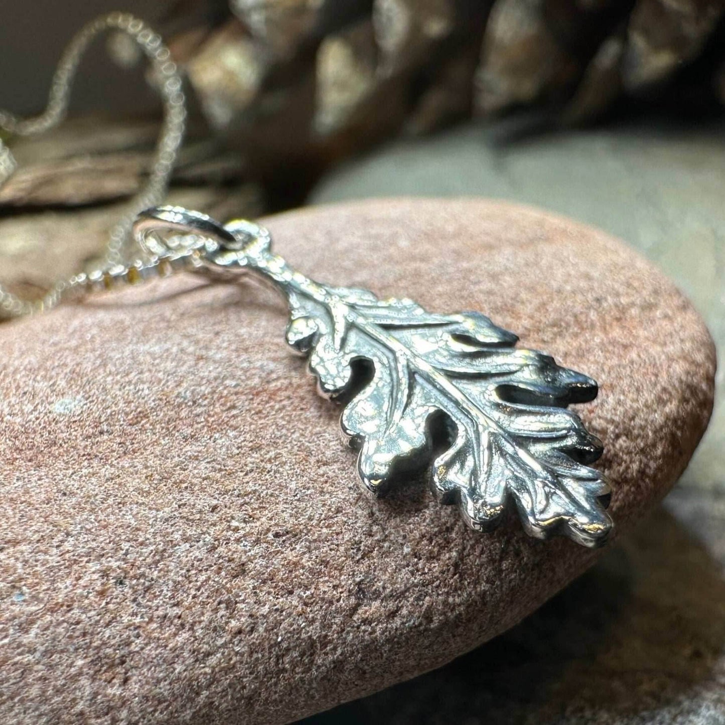 Petite Realistic Oak Leaf Necklace - 18