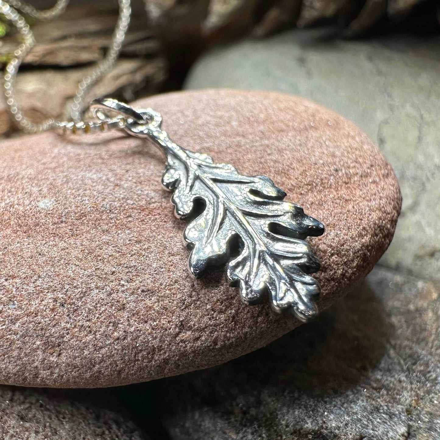 Petite Realistic Oak Leaf Necklace - 18