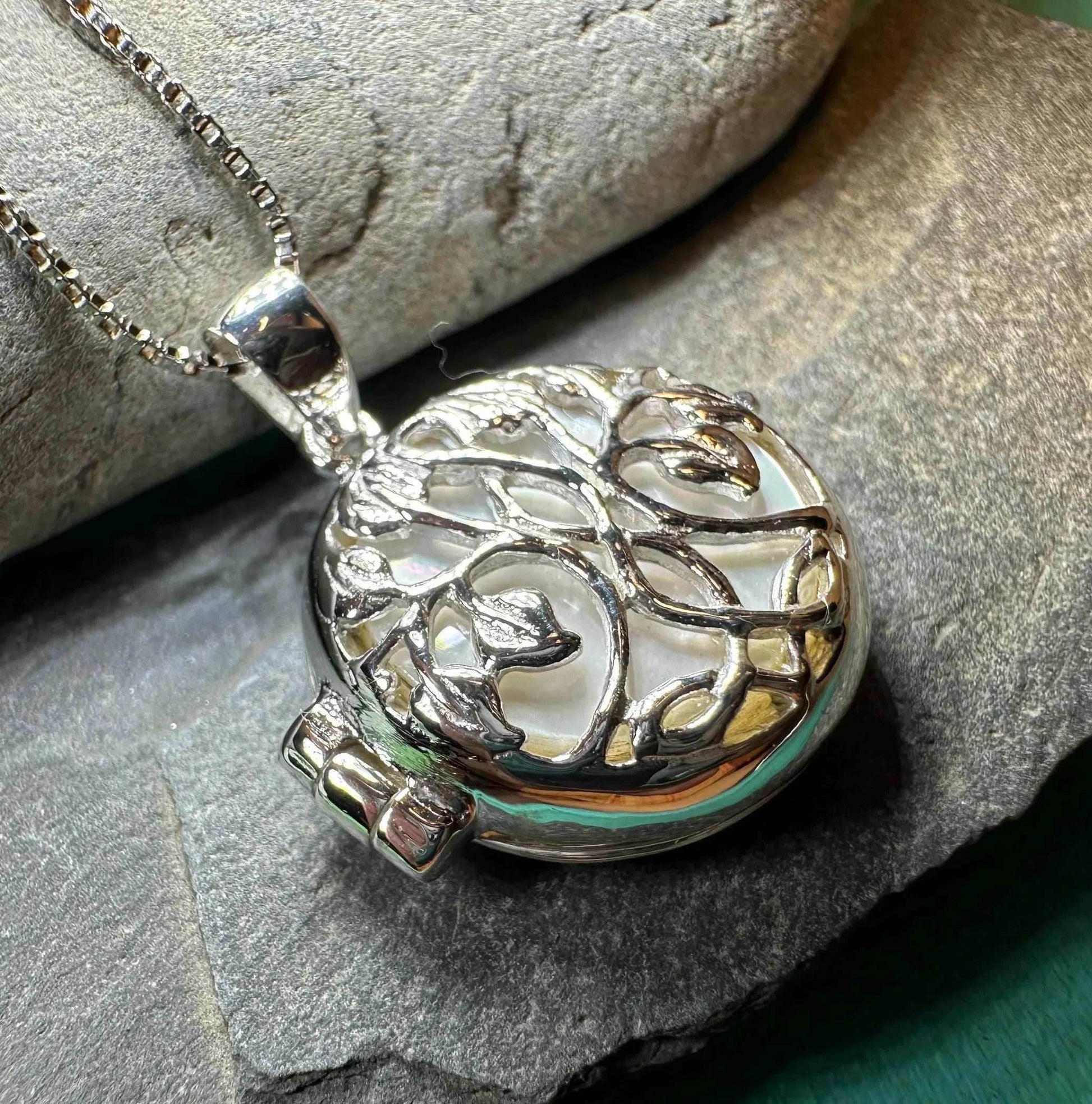 Ceangailte Celtic Tree Locket Necklace - 18 / Mother of pearl