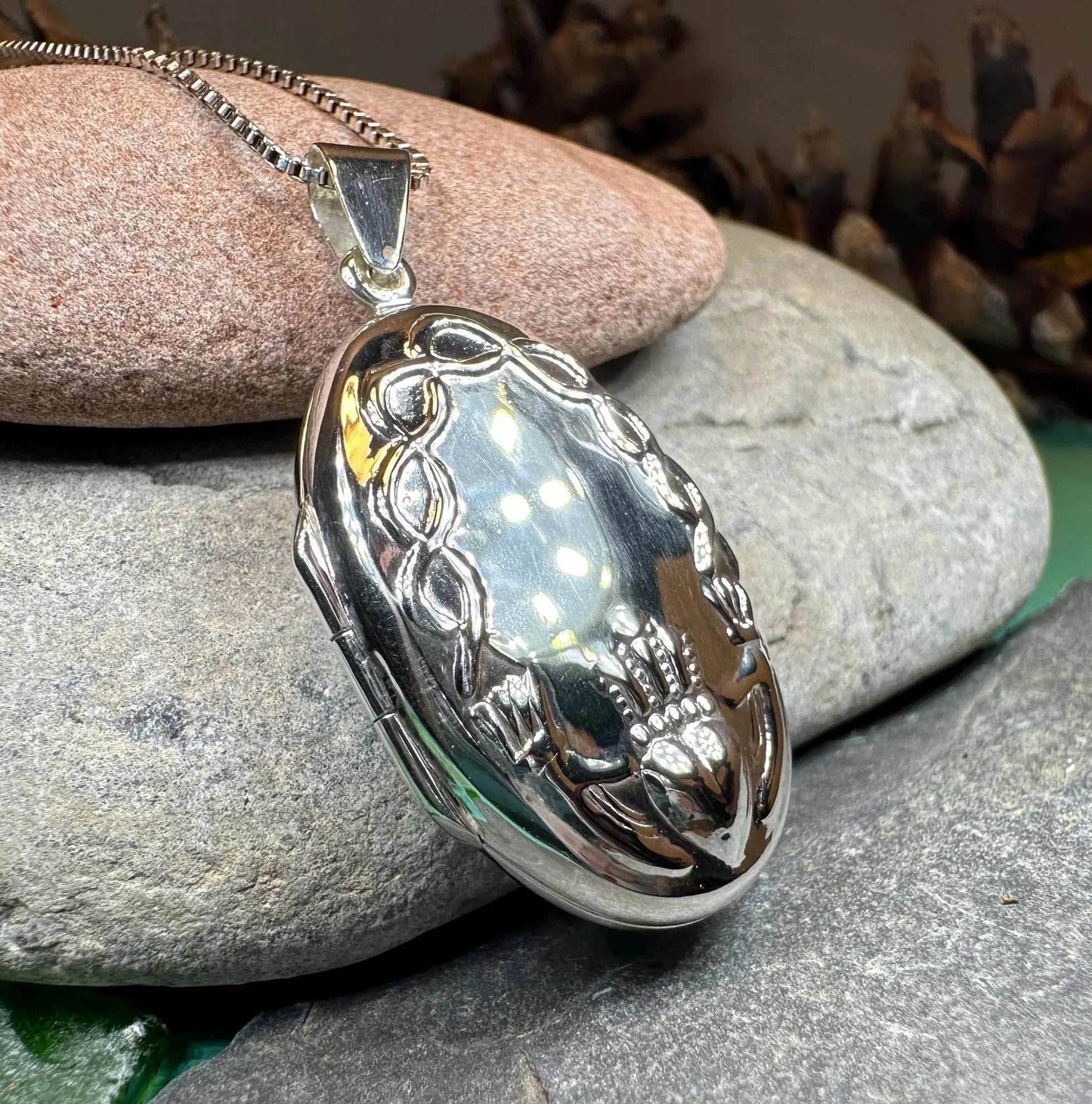 Oval Claddagh Locket Necklace - 18