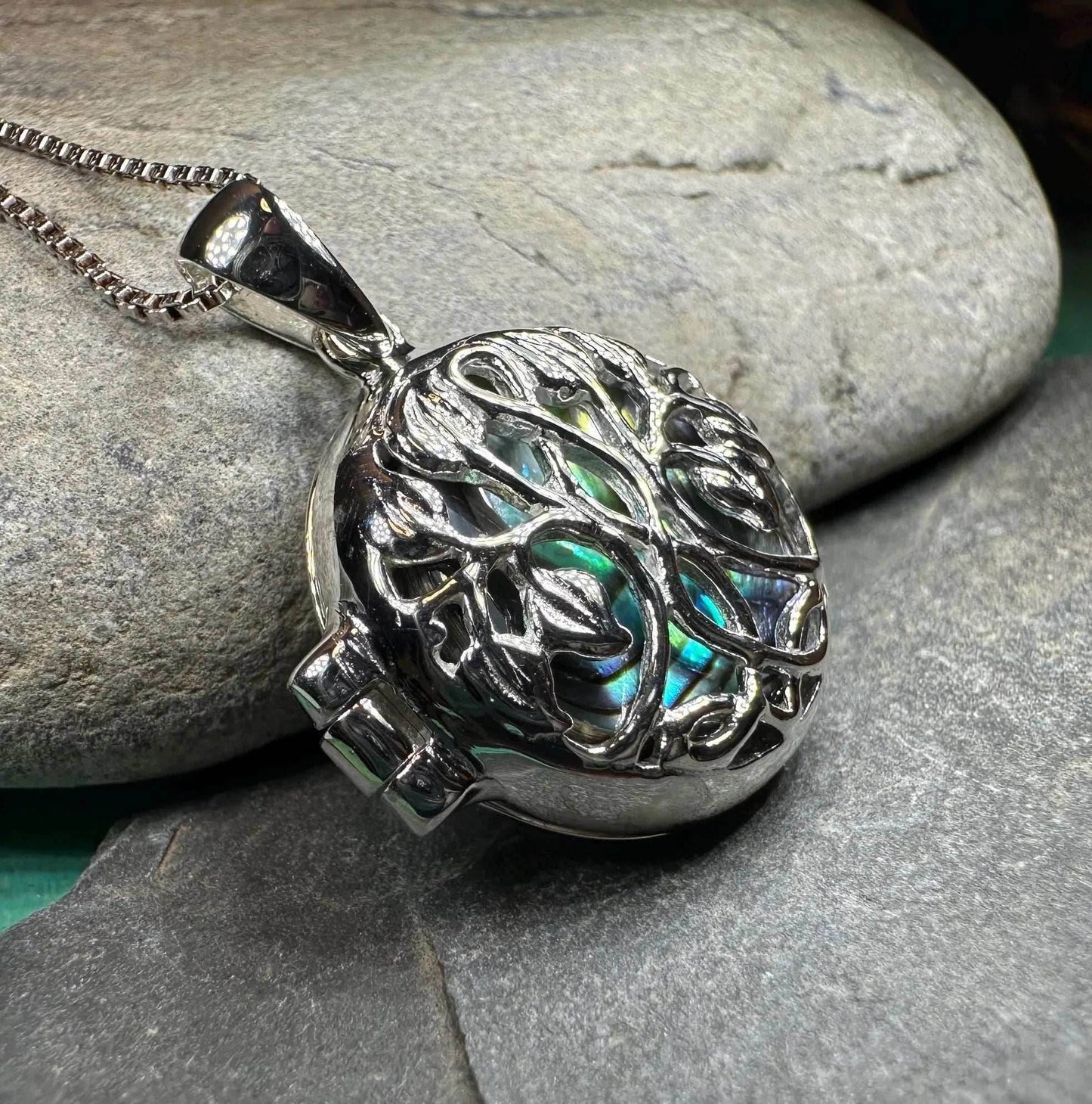 Ceangailte Celtic Tree Locket Necklace - 18 / Mother of pearl