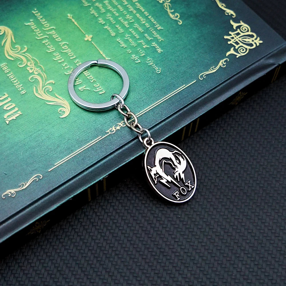 Metal Gear Solid Keychain Outer Heaven Key Chain Keyring Keychains for Men Women Anime Accessories Car Key Ring Pendant llaveros