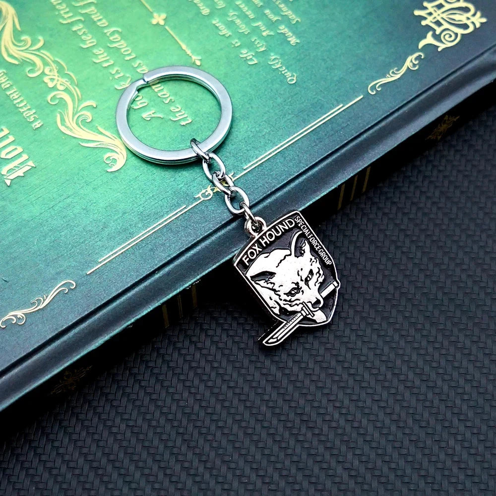 Metal Gear Solid Keychain Outer Heaven Key Chain Keyring Keychains for Men Women Anime Accessories Car Key Ring Pendant llaveros