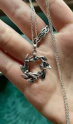 Mistletoe Wreath Necklace - 18