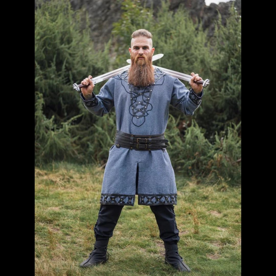 Túnica del Señor Vikingo | Gris azulado con ribetes de cuero y remaches