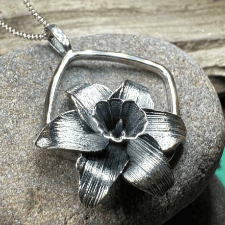 Snowdonia Daffodil Necklace - 18
