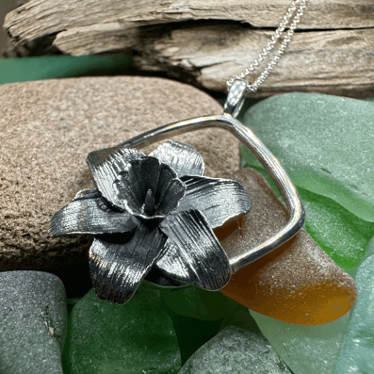 Snowdonia Daffodil Necklace - 18