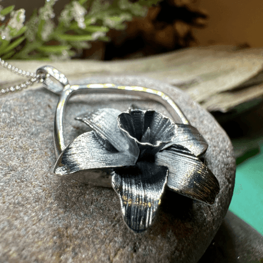 Snowdonia Daffodil Necklace - 18