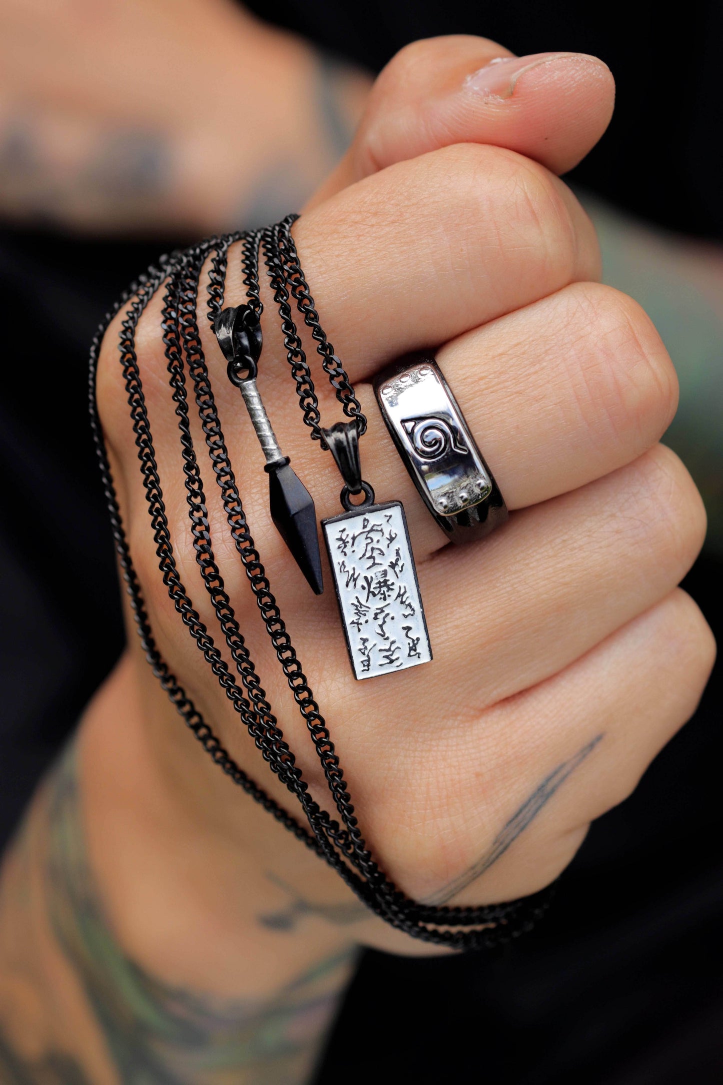 Naruto™ Paper Bomb Kunai Necklace - Black / Set - Kunai & Tag