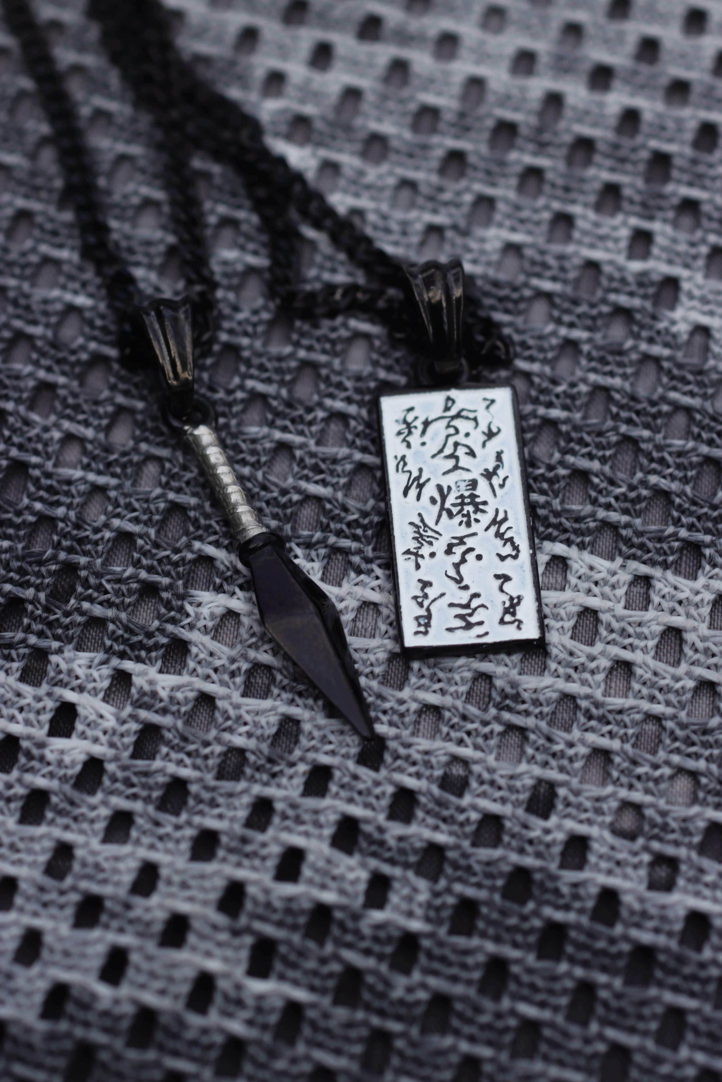 Naruto™ Paper Bomb Kunai Necklace - Black / Set - Kunai & Tag